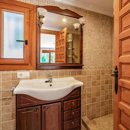 Jacqueline By Villa *